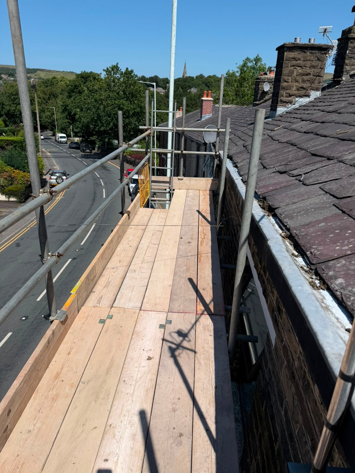 Safe boarded roof access platform on a domestic scaffold