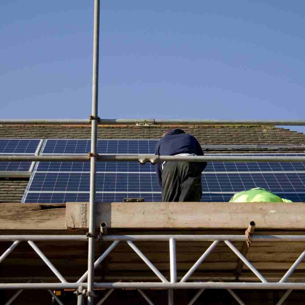 Roof scaffold providing access beside solar panels